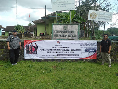 Spanduk sosialisasi pembentukan PPK Pemilu 2024 dipasang KPU